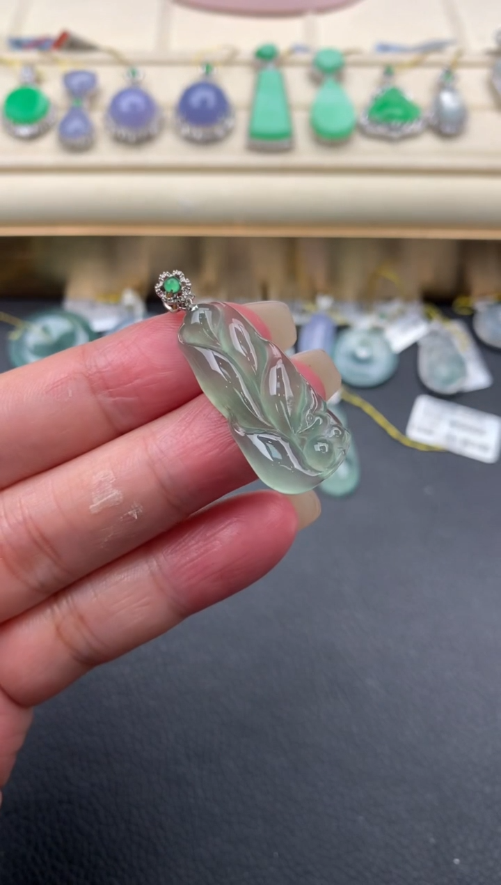 【闪购商品】翡翠颈饰18K金镶嵌W40       