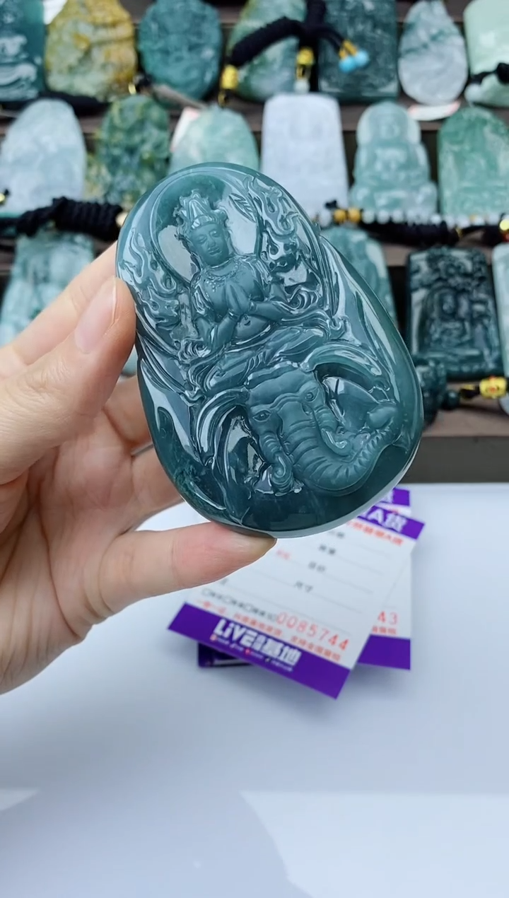 翡翠未镶嵌颈饰 