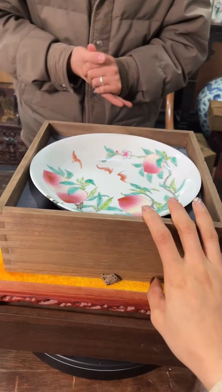 碗瓷粉彩九桃五福赏盘