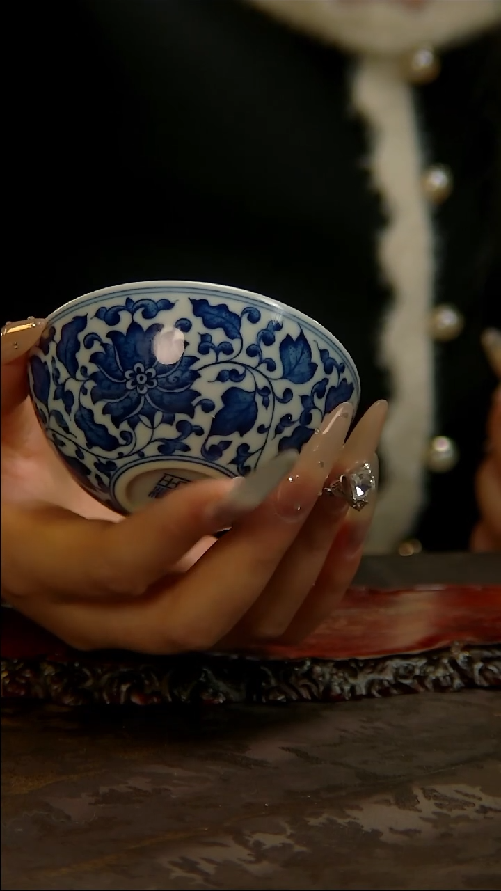 【闪购商品】青花手绘缠枝莲主人杯