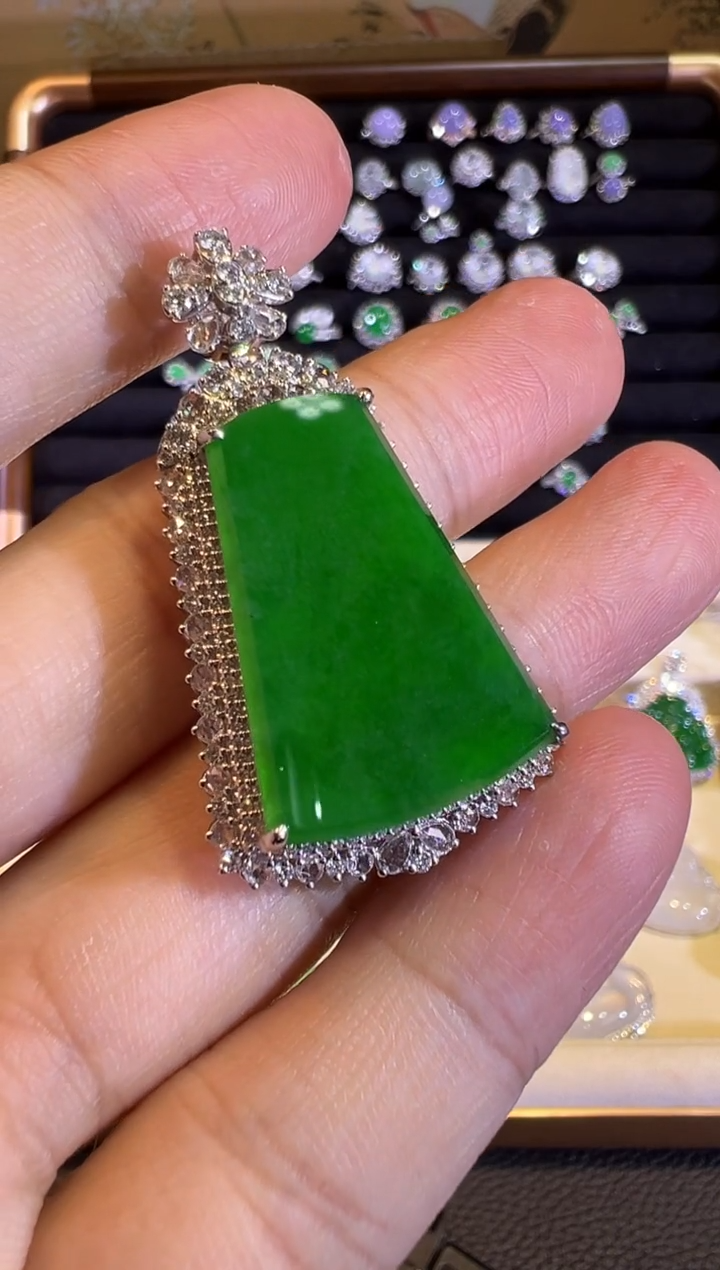 【闪购商品】翡翠吊坠(赠链)18K金镶嵌浓阳绿无事牌吊坠