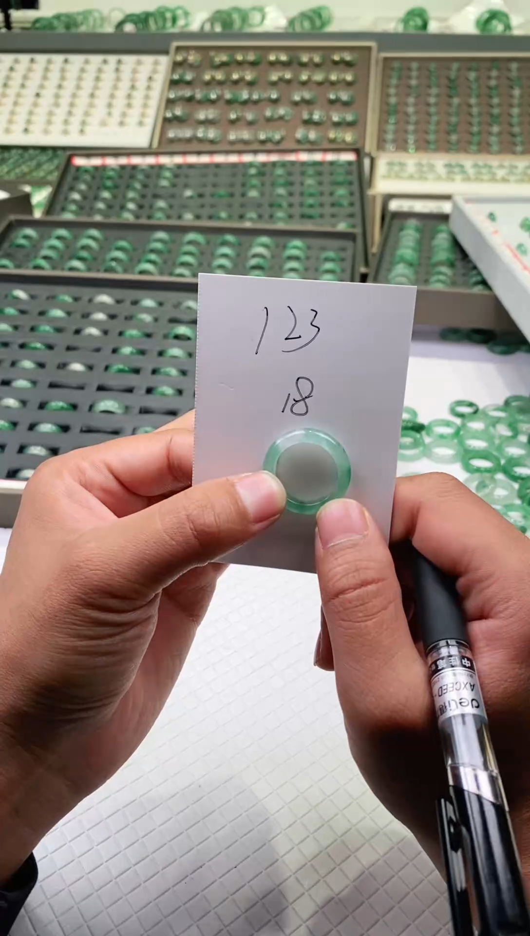 未镶嵌石英质玉（非洲翠）戒圈微瑕戒圈