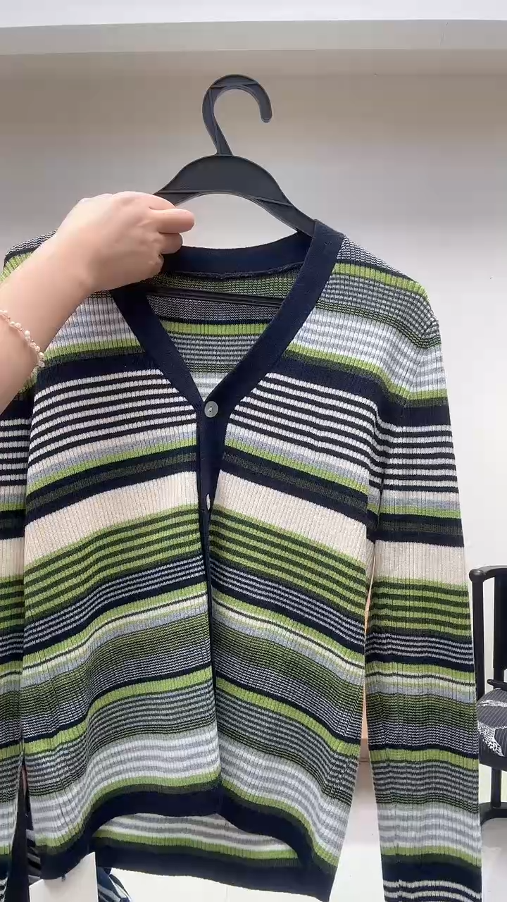 条纹绿色羊毛开衫