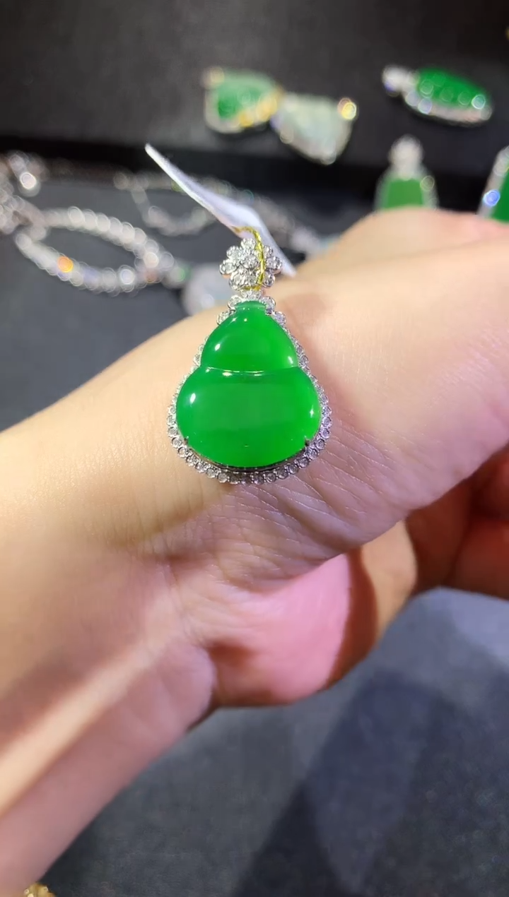 【闪购商品】翡翠吊坠(不含链)18K金镶嵌99-葫芦