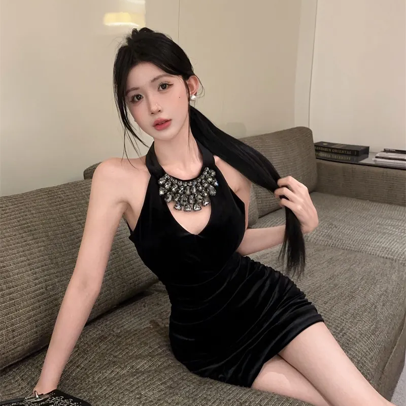 轻奢法式复古镶钻挂脖V领连衣裙秋冬贵气感千金丝绒性感包臀短裙