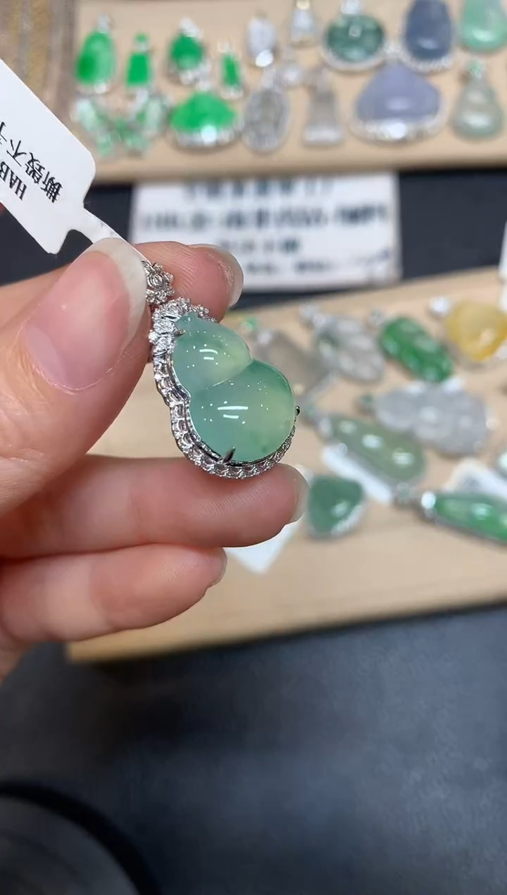 【闪购商品】翡翠颈饰18K金镶嵌葫芦【无服务费