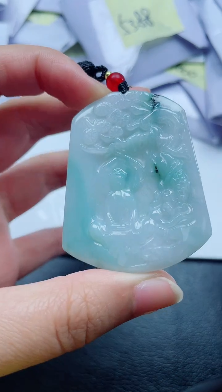 翡翠未镶嵌颈饰              