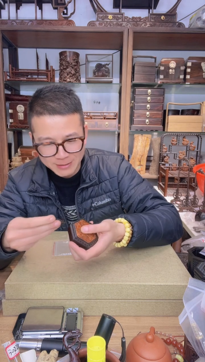 【闪购商品】乌木类书架88号紫光檀+瘿木六角黄蛉盒