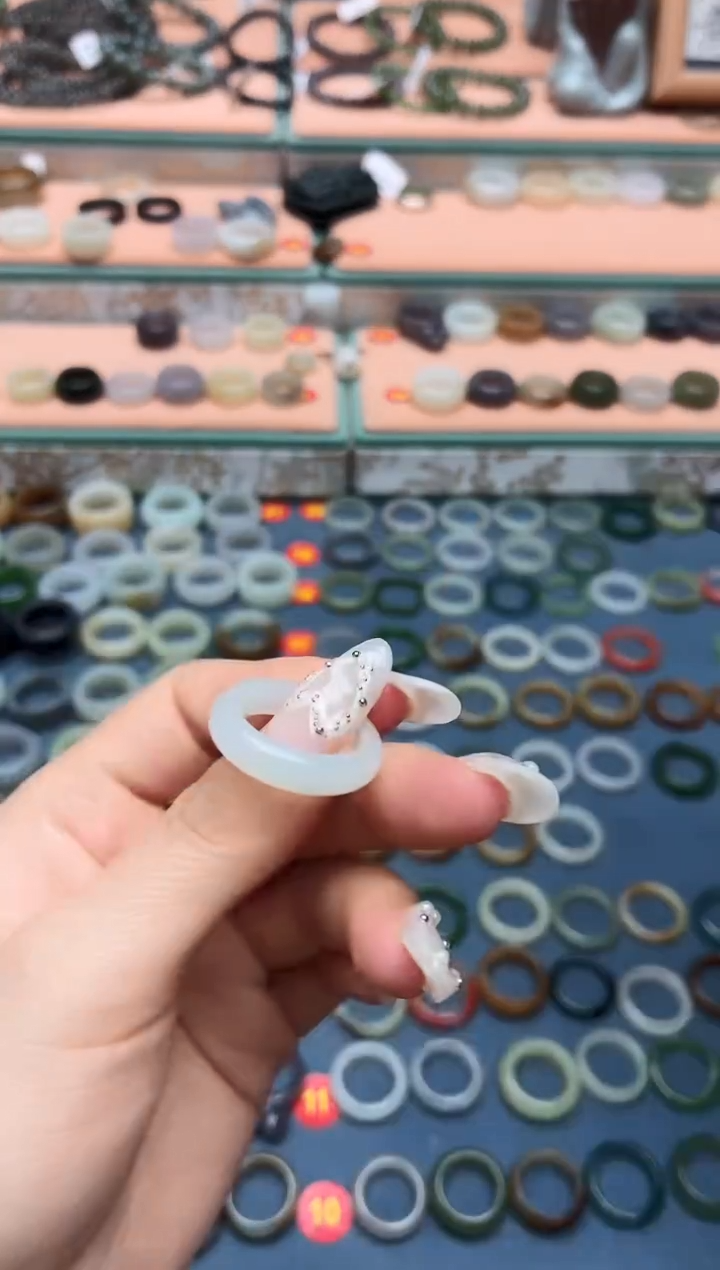 未镶嵌戒圈和田玉是**呀13号