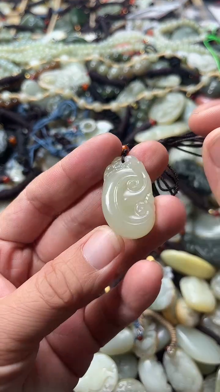 和田玉未镶嵌颈饰（多样性发一件）没有证书有瑕