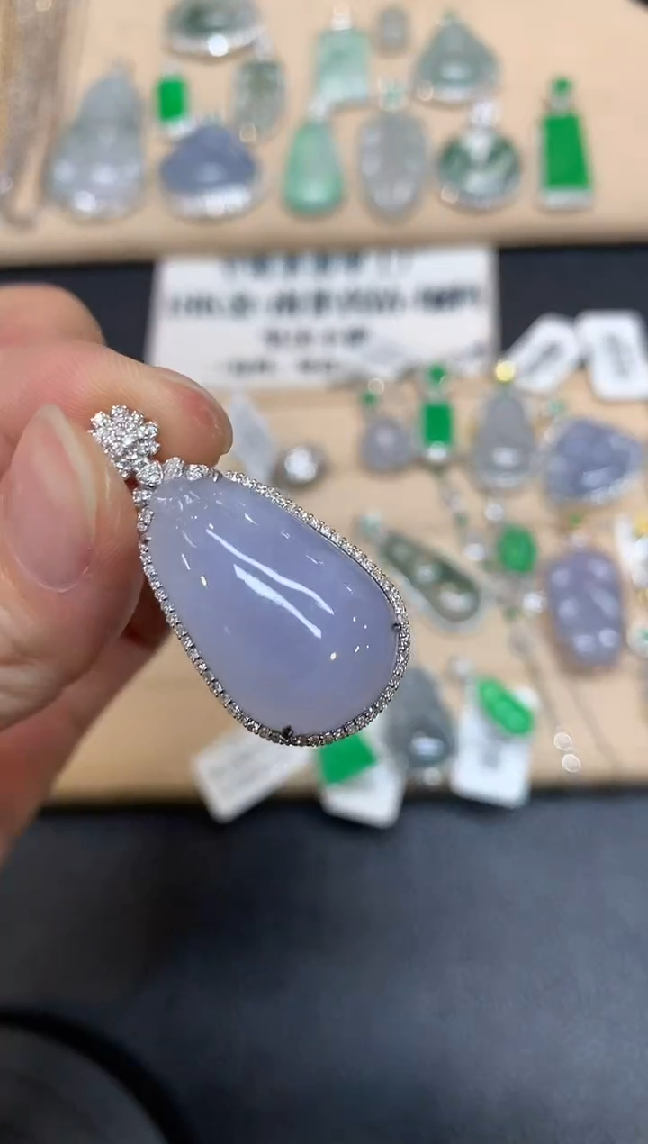 【闪购商品】翡翠颈饰18K金镶嵌福瓜【无服务费