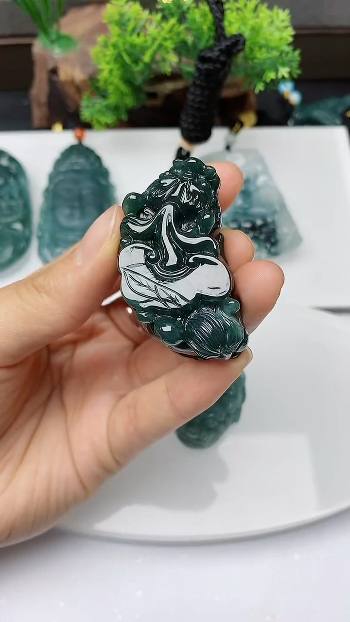【闪购商品】翡翠颈饰未镶嵌        