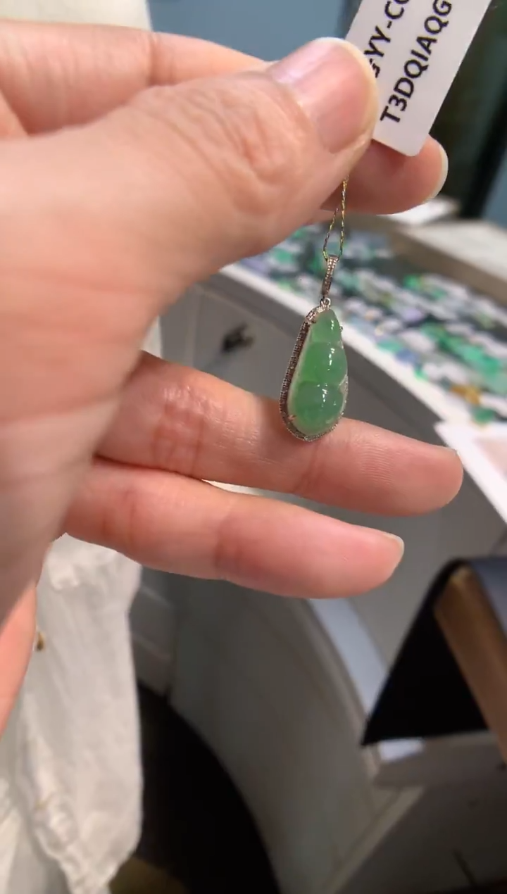 颈饰18K金镶嵌翡翠福豆