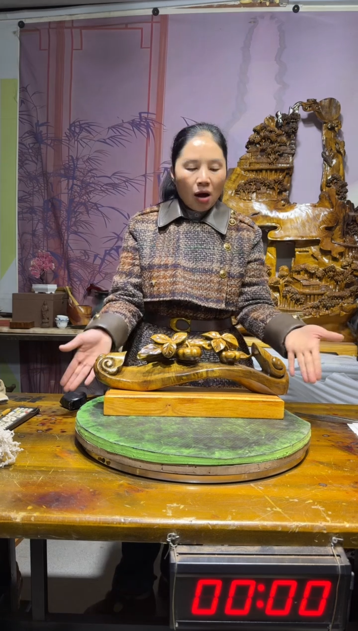 金丝楠健**者金丝楠木雕刻摆件