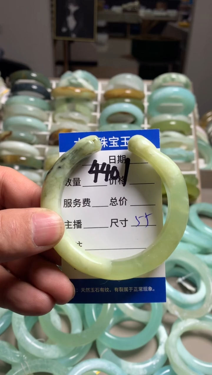 【闪购商品】蛇纹石玉手镯未镶嵌4401