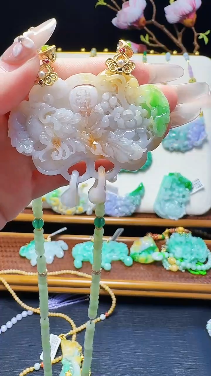 翡翠未镶嵌颈饰凤穿牡丹