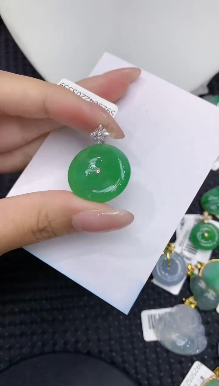 翡翠18K金镶嵌颈饰111111111