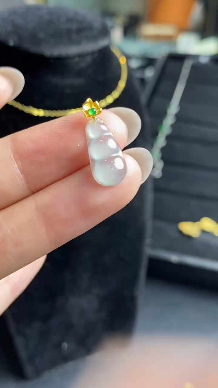 翡翠18K金镶嵌颈饰吊坠