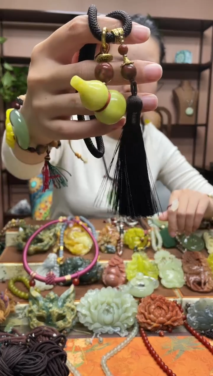 未镶嵌岫玉颈饰·