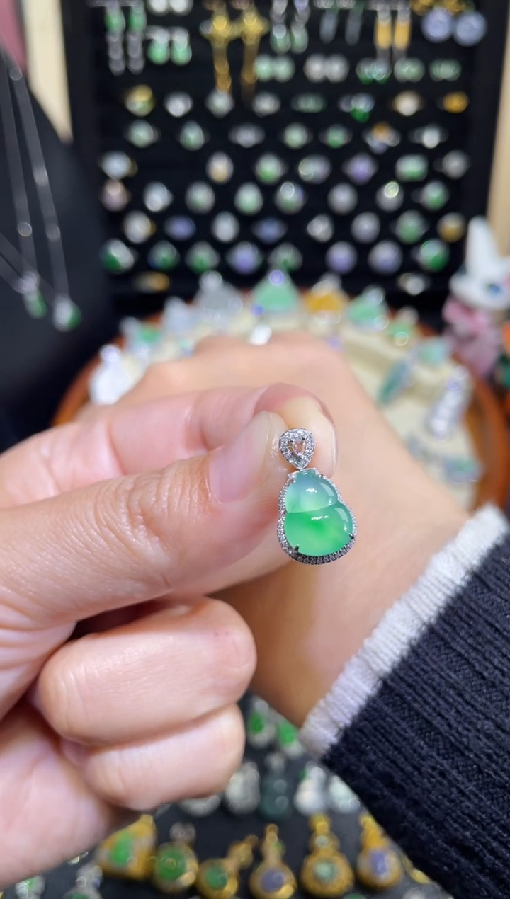 颈饰18K金镶嵌翡翠高冰胶金丝阳葫芦吊坠