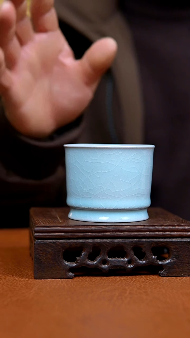 杯仿古月白容天杯一级礼盒