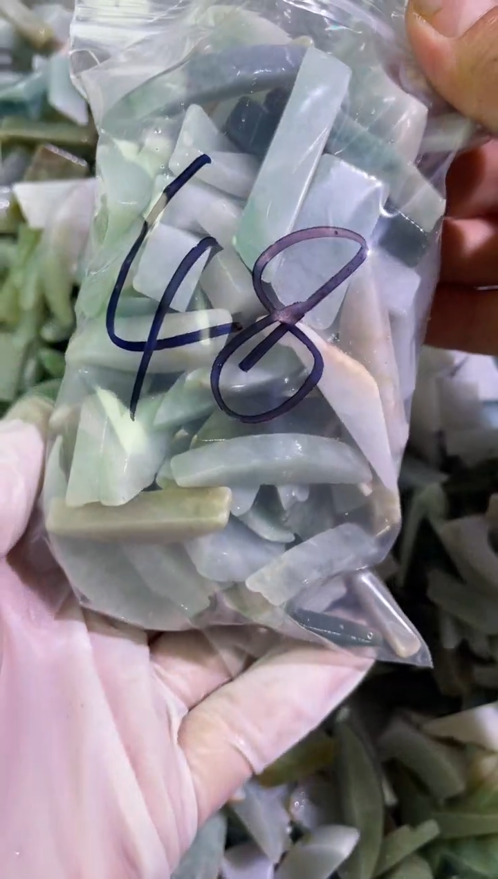 【闪购商品】翡翠颈饰未镶嵌天然翡翠边角中号500克48