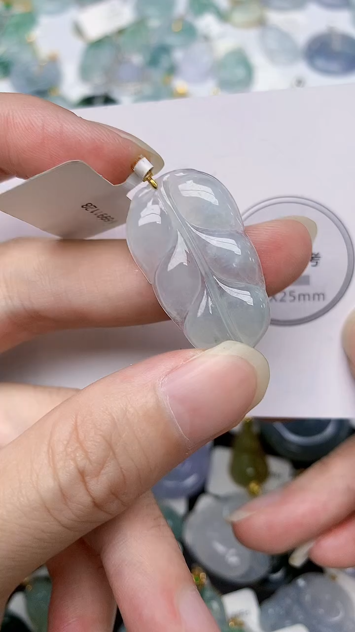 颈饰18K金镶嵌翡翠天然A货翡翠