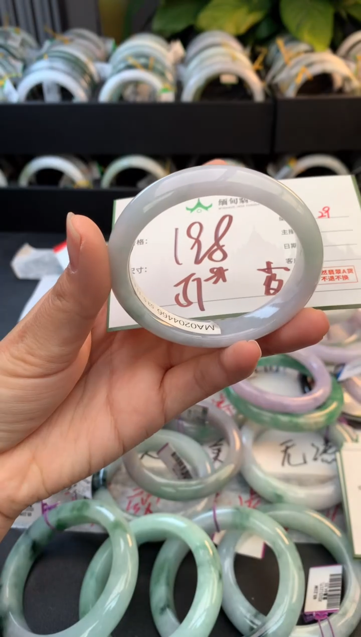 未镶嵌定制翡翠毛货需精细抛光+多人