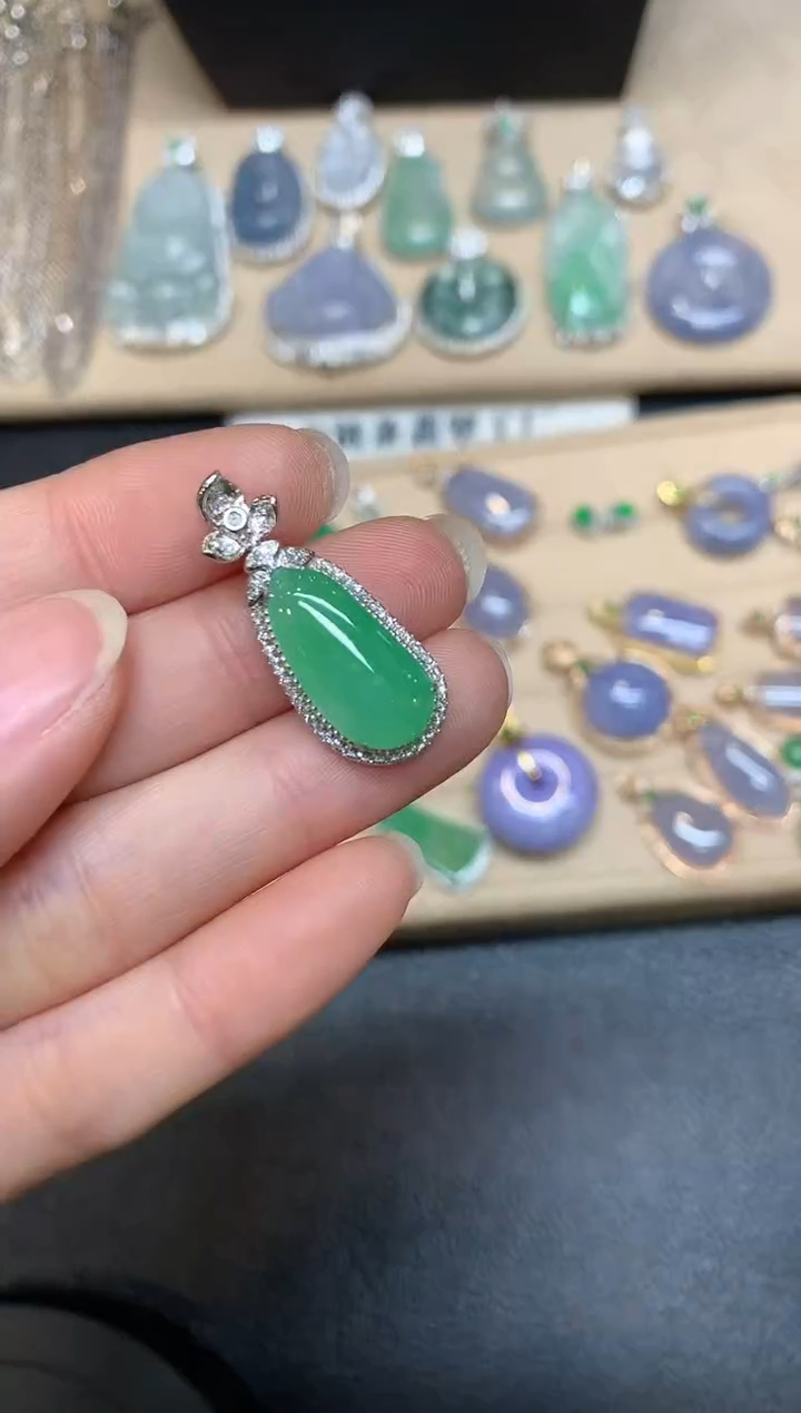 【闪购商品】翡翠颈饰18K金镶嵌福瓜【无服务费