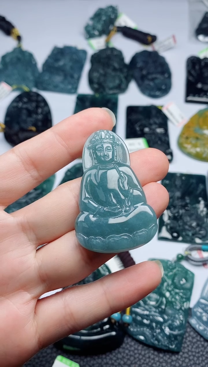 翡翠未镶嵌颈饰         