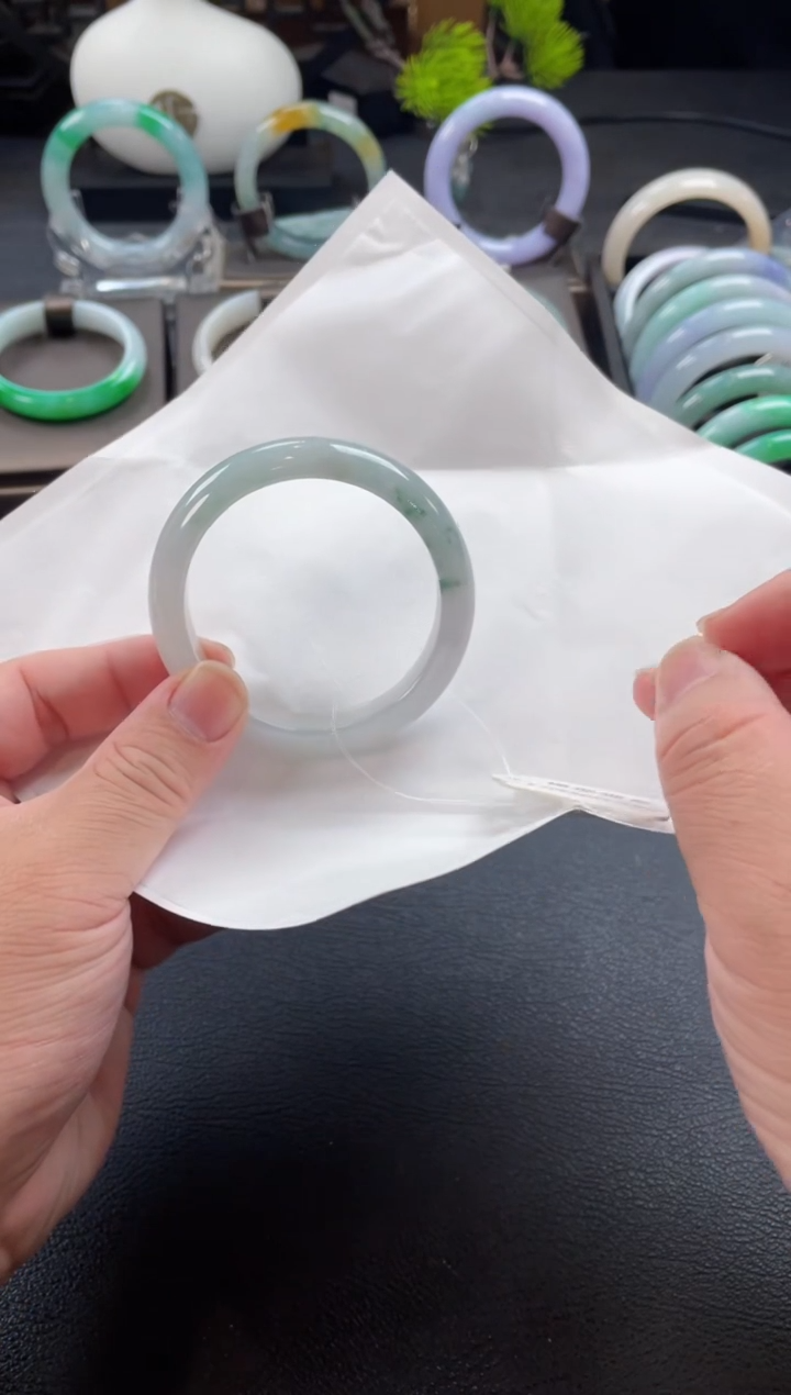 【闪购商品】翡翠手镯未镶嵌有瑕疵 纹裂 56