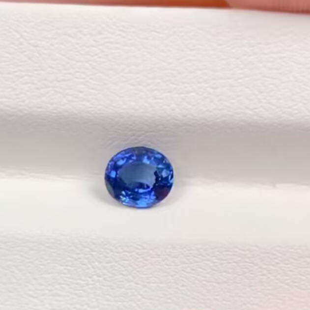 天然斯里兰卡蓝宝全净玻璃体  5.5x6.8mm