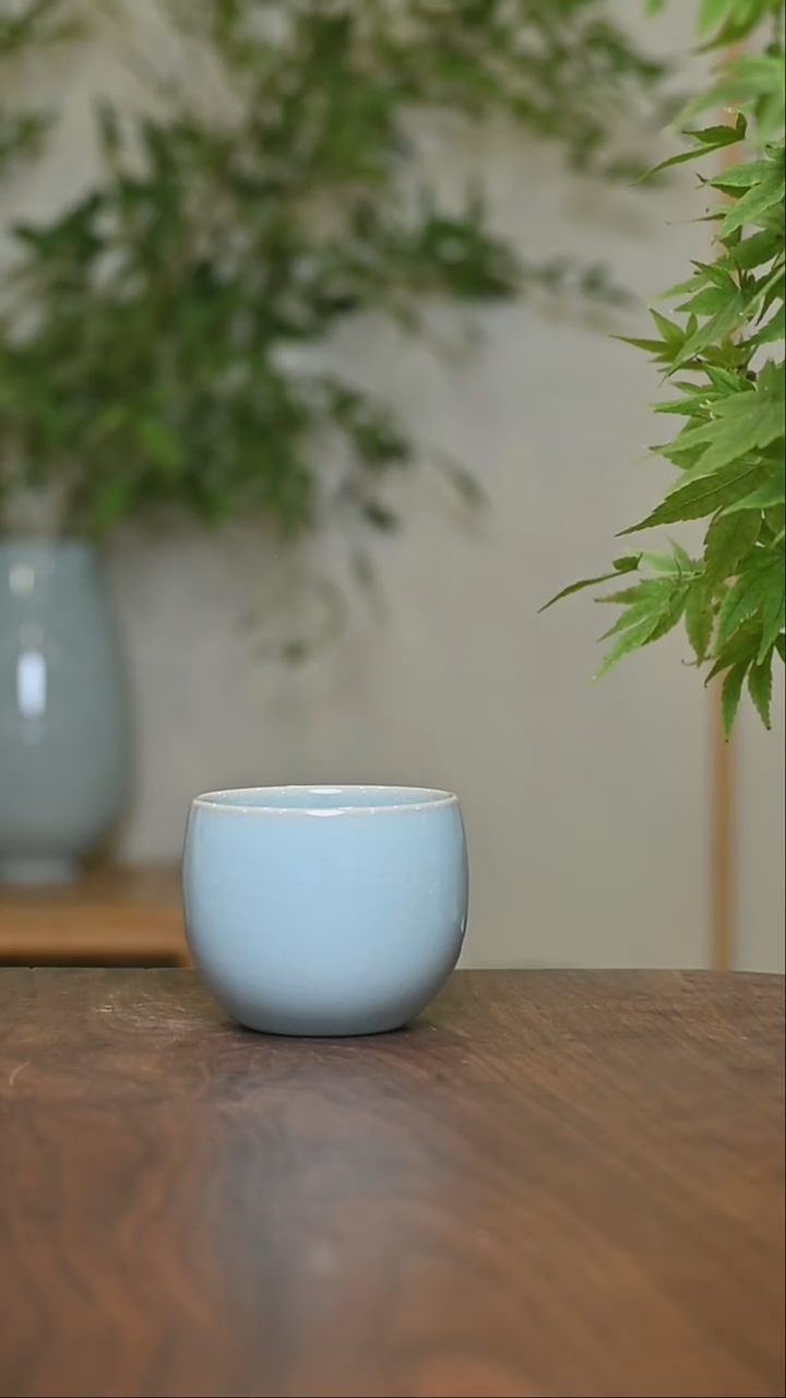 手拉暖心杯天青釉 朱法喜款