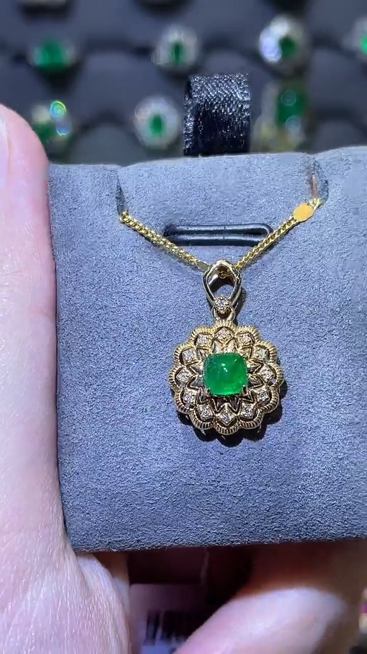 18K金镶嵌吊坠(不含链)祖母绿潘杰希尔0.55ct