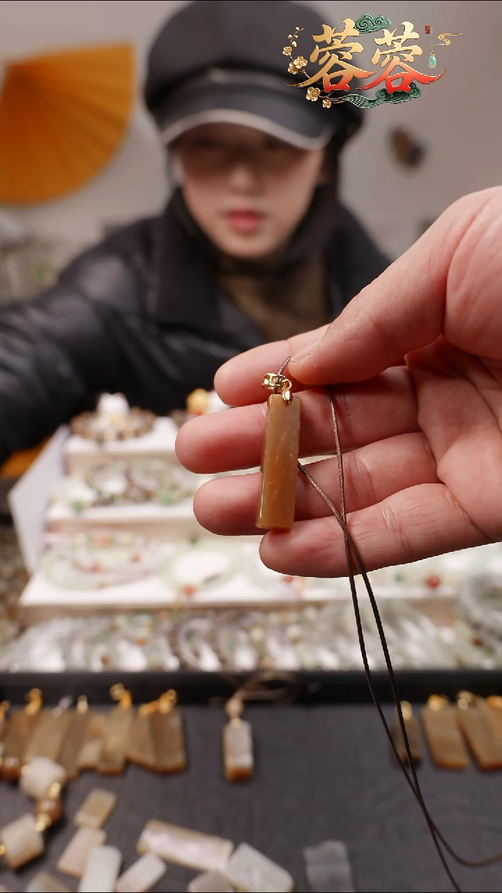 颈饰未镶嵌和田玉（糖玉）小吊坠99