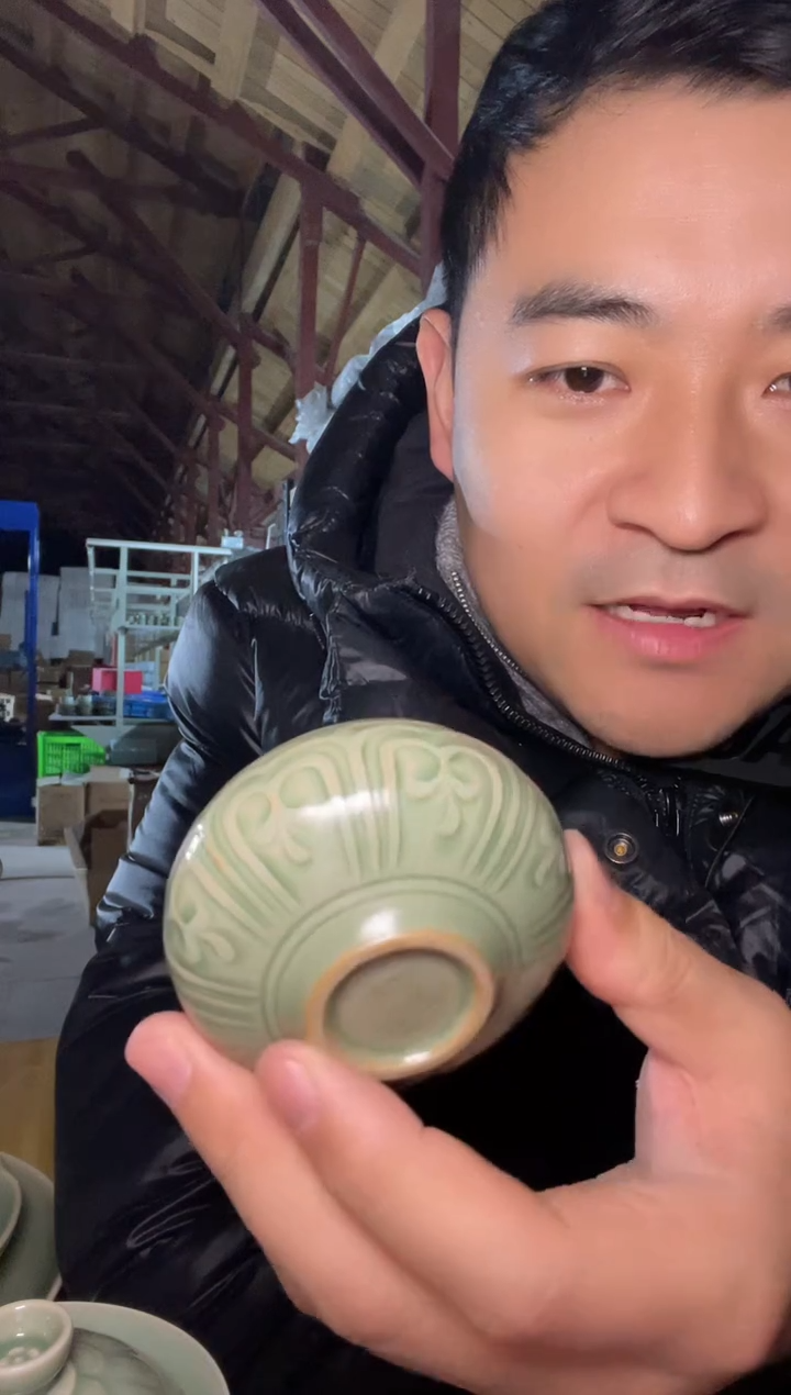 微瑕俯莲纹小金钵
