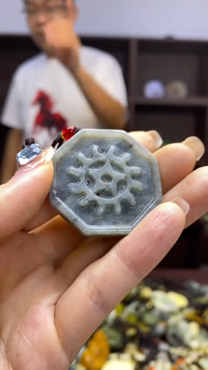 未镶嵌岫玉挂件  