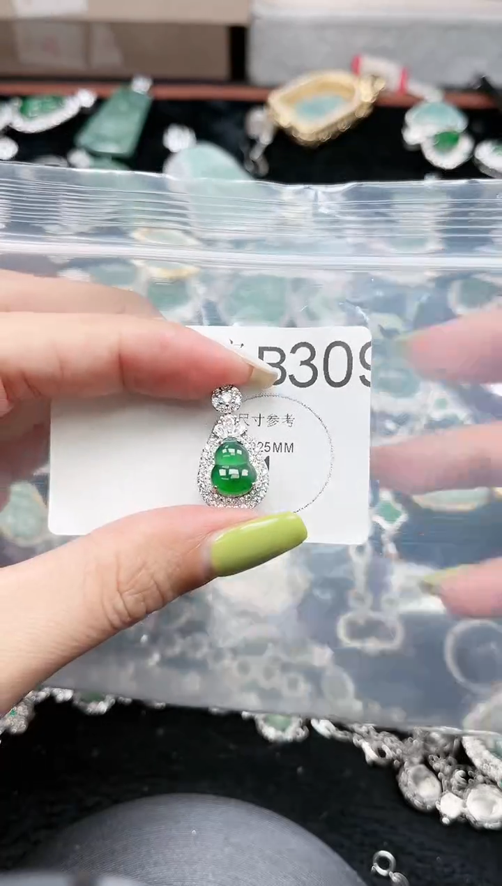 【闪购商品】翡翠颈饰未镶嵌赠皮绳309