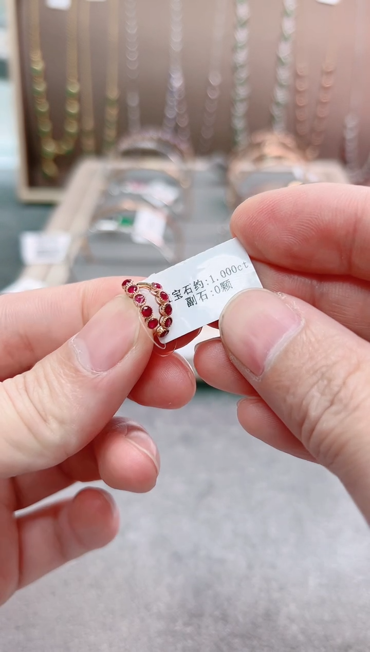 【闪购商品】红宝石耳扣18K金镶嵌。