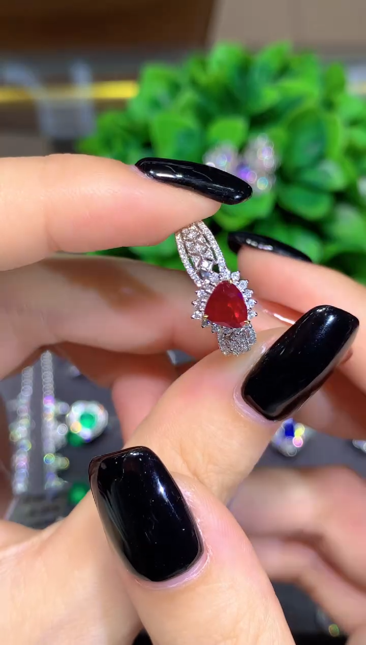 18K金镶嵌戒指红宝石1.06CT