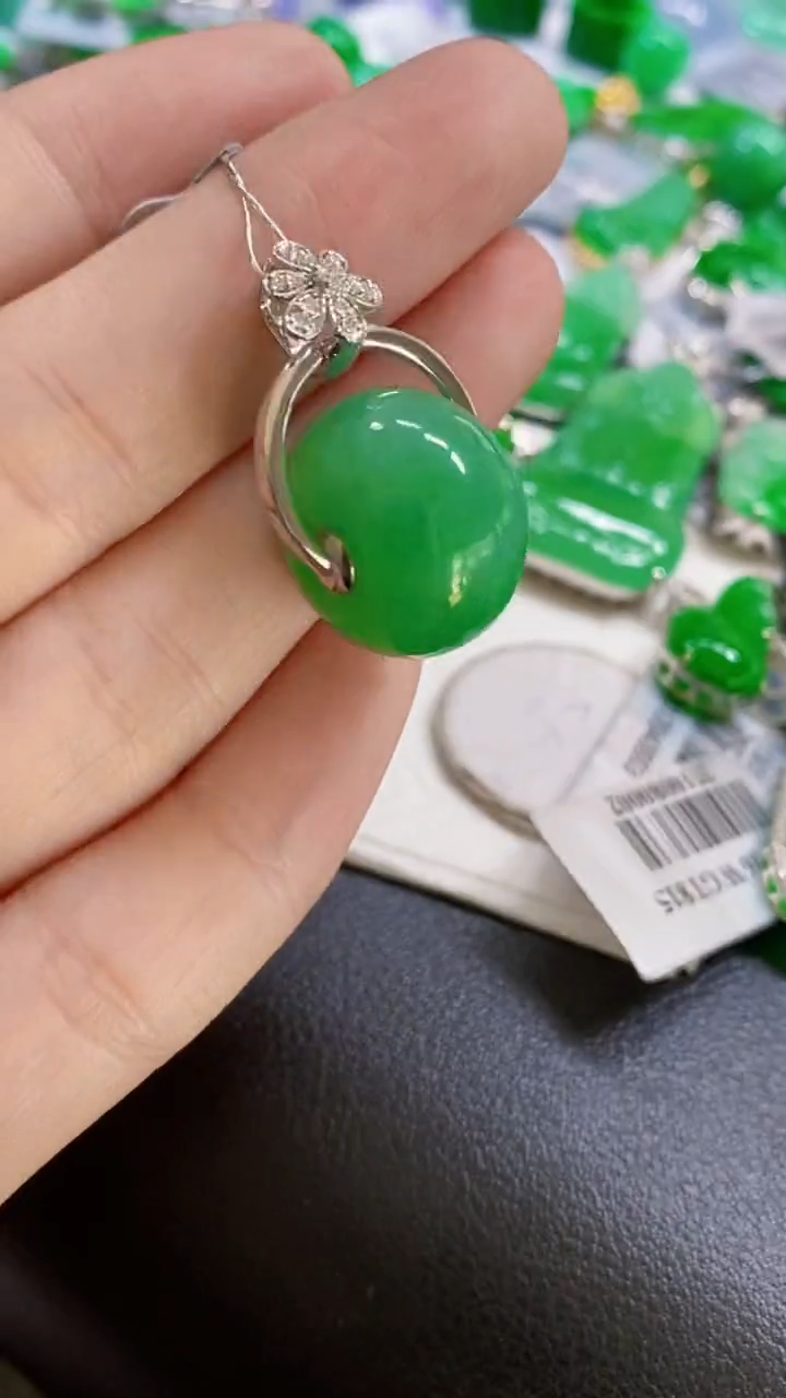 颈饰18K金镶嵌翡翠路路通