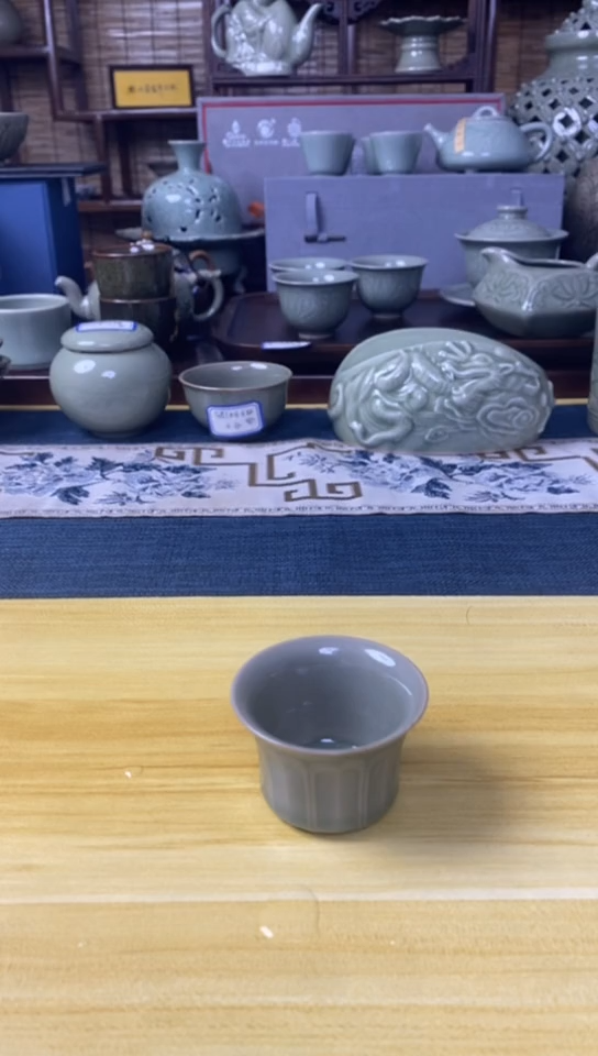 杯青瓷半手莲瓣主人杯微瑕