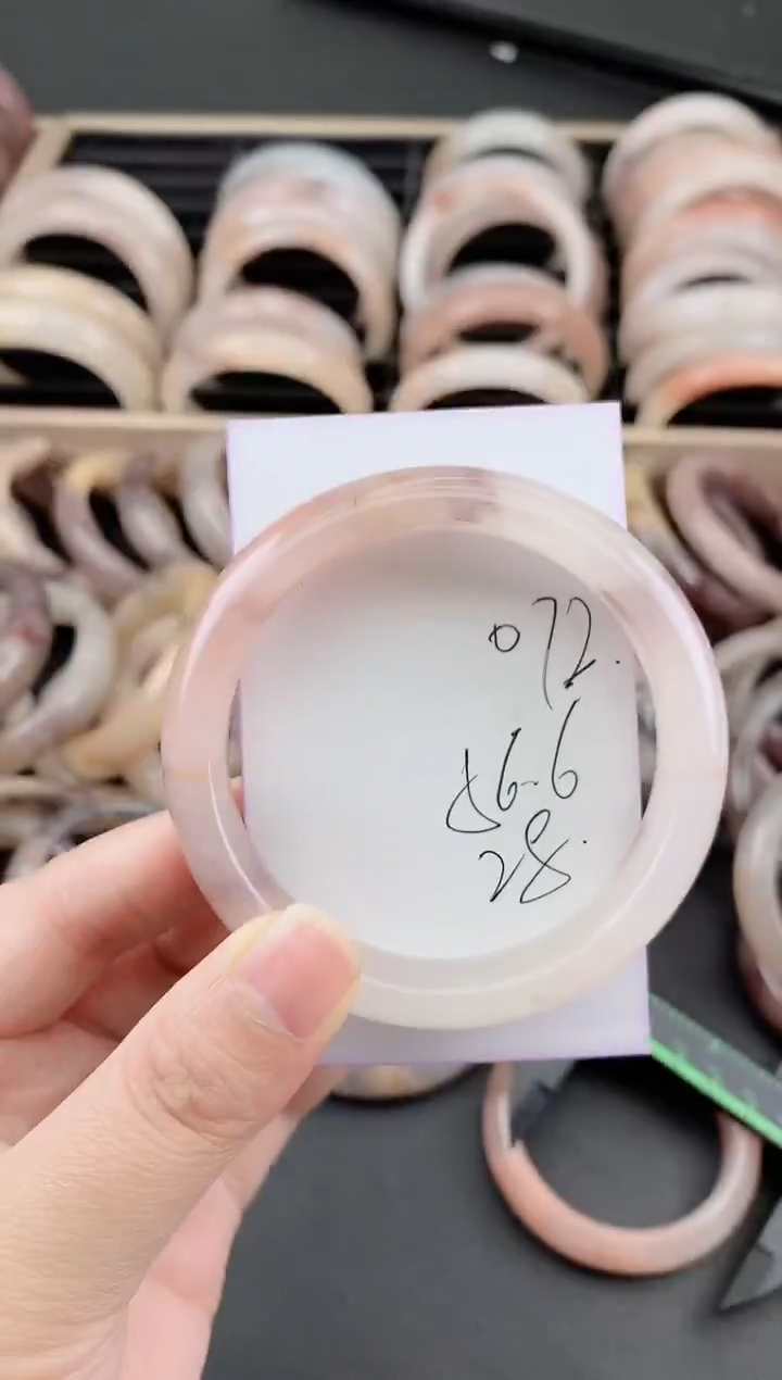 未镶嵌手镯石英质玉072