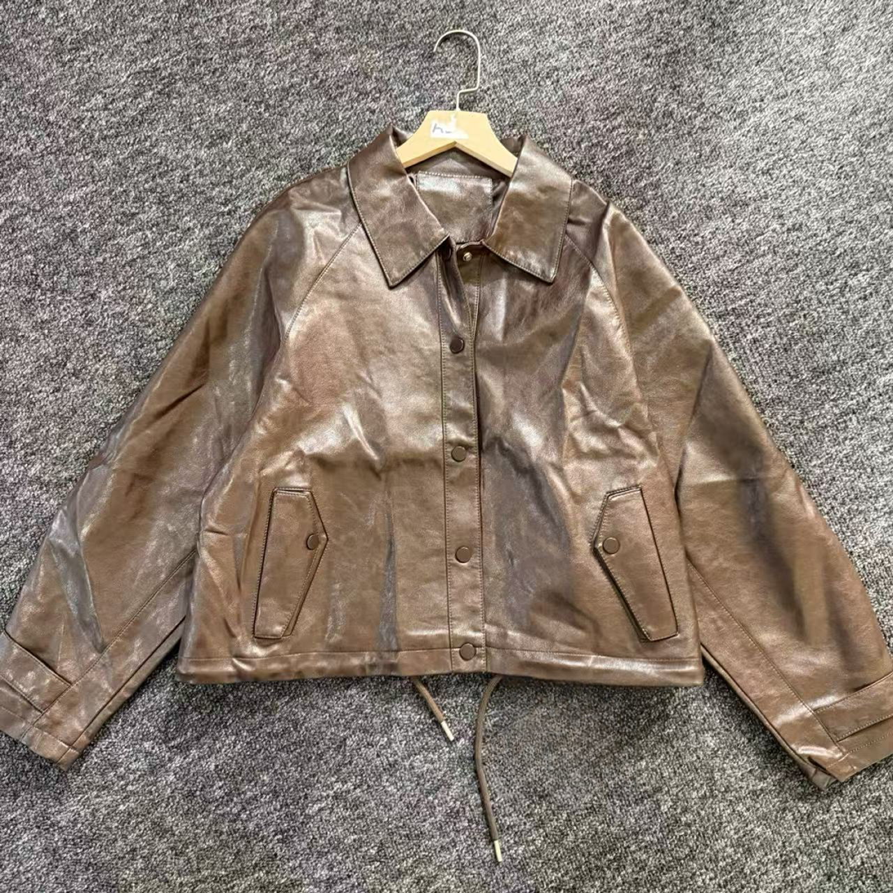 Y609【简一一专属】咖色翻领时尚按扣版皮衣