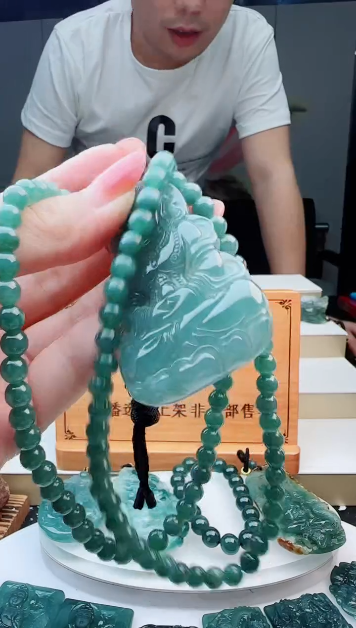 翡翠未镶嵌颈饰多样性发货其中一件