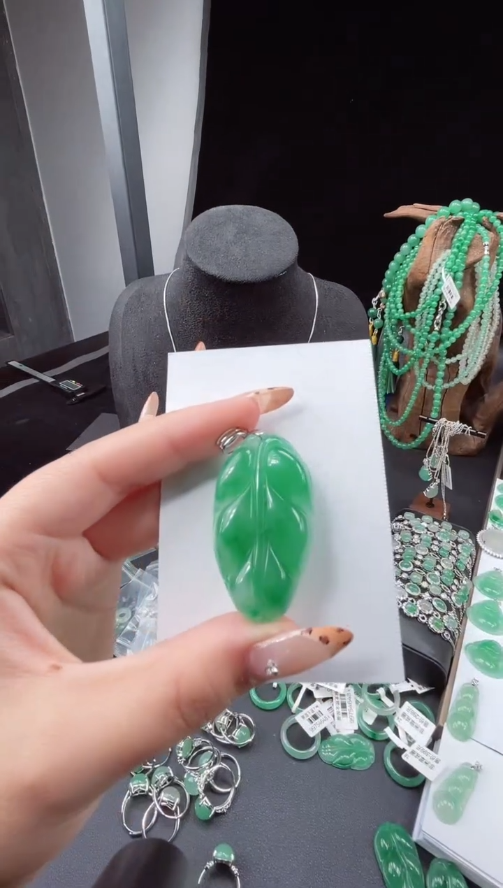 吊坠(赠链)银S925镶嵌石英质玉（非洲翠）29.79叶子