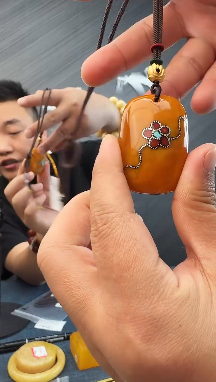 蜜蜡未镶嵌珠宝奇石假一罚十，多样性发其一