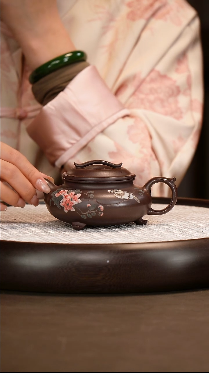 茶壶紫砂【王品荣】老紫泥如意三足   260CC