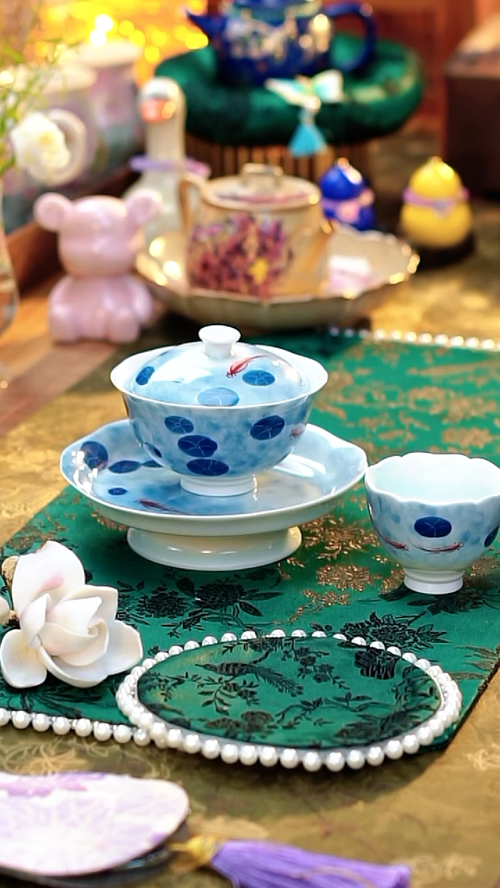 手绘青花鱼戏莲蓬青花