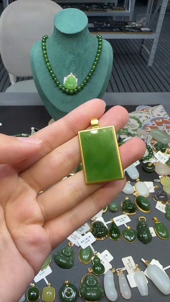 18K金镶嵌和田玉挂件1